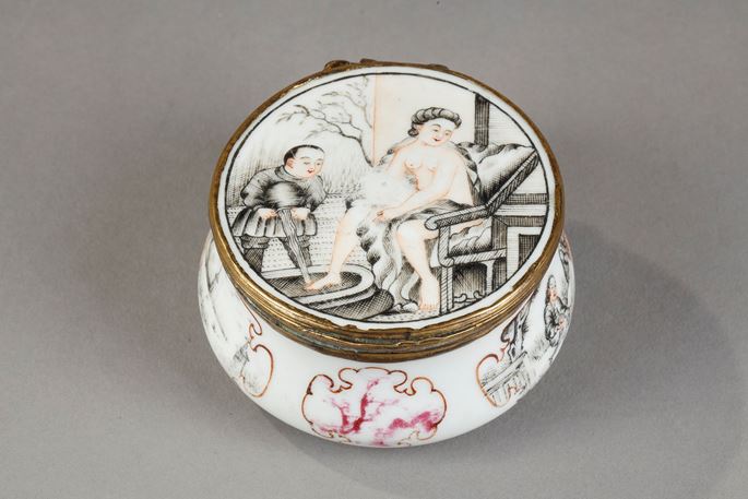 Small porcelain box decorated with a naked woman and a young servant in grisaille scene inspired by Claude Duflos father - Gilded metal mount | MasterArt